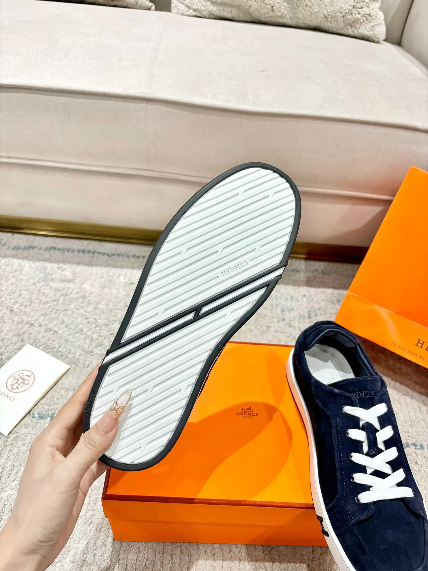 👟👟Ex-factory price 640👟👟 Men's model ➕10 Hermes·Hermès 2025ss new Lucky series men's leather loafers casual sports shoes for women Top version 🔝Original purchase, development and production👍🏻 This Hermès sports shoe is made of calfskin and suede goatskin, with iconic "H" details on the side, creating a dynamic and fashionable style. 💘 💜Material: original imported first-layer cowhide 💛Inner lining: original customized soft sheepskin 💚Sole: original molded non-slip TPU outsole ❤️Sole thickness: about 2.5cm 🤍Number of yards: 35-45👣 (40 for women and 45 for men, custom-made and non-refundable